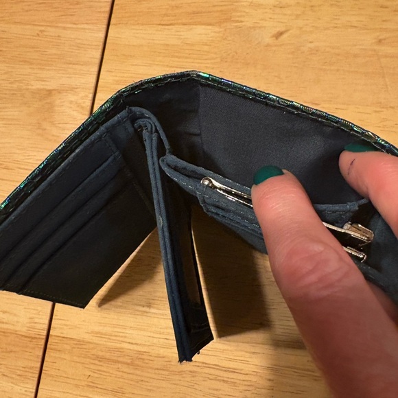 New Zealand Iridescent Wallet - Picture 4 of 5